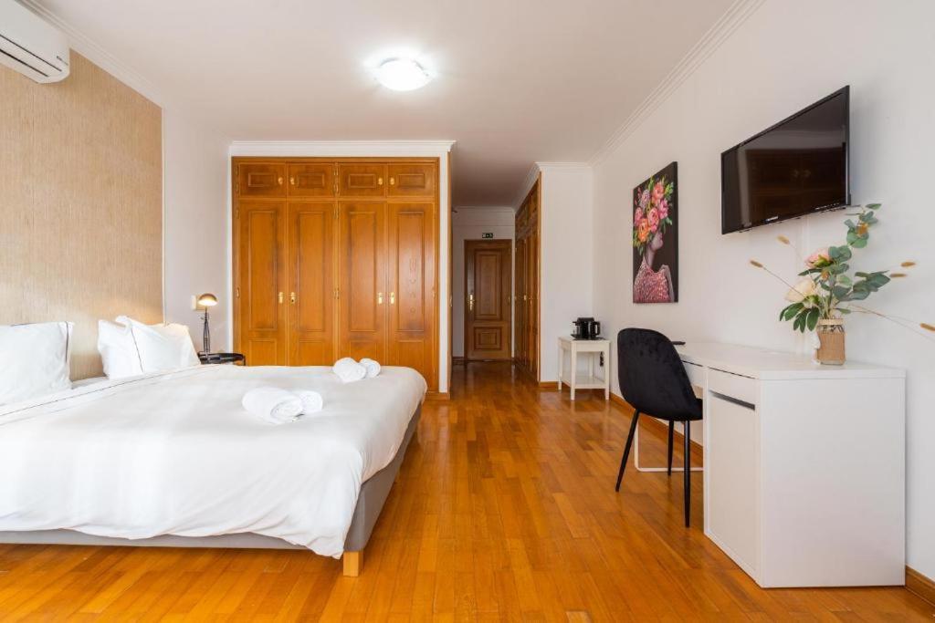 Kubata Hill Hotel Parede Bagian luar foto
